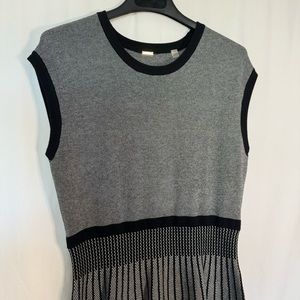 T Tahari Gray Sleeveless Fit & Flare Sweater Dress